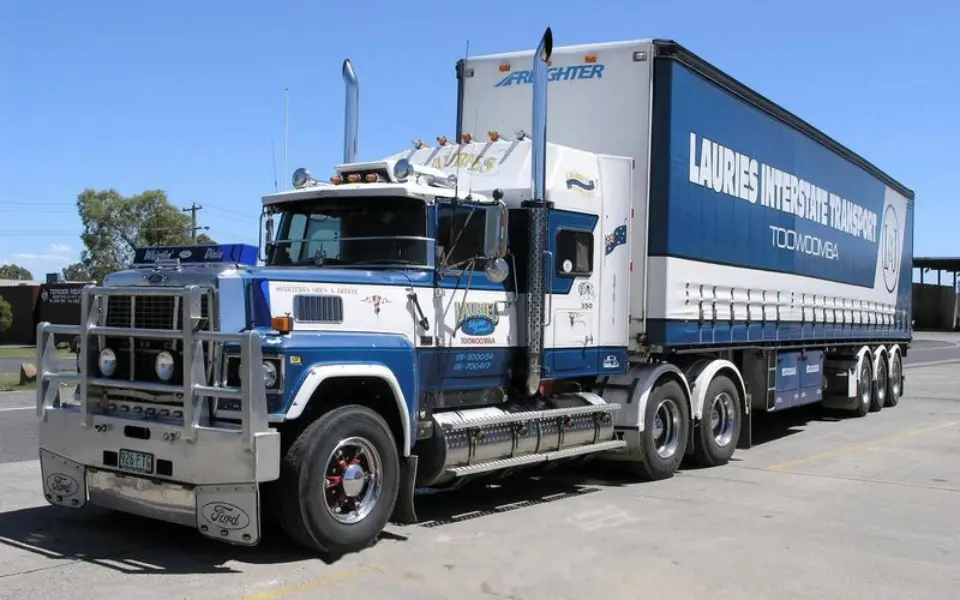 ¿Por qué los camiones nacionales no apuntan sus tubos de escape hacia arriba?